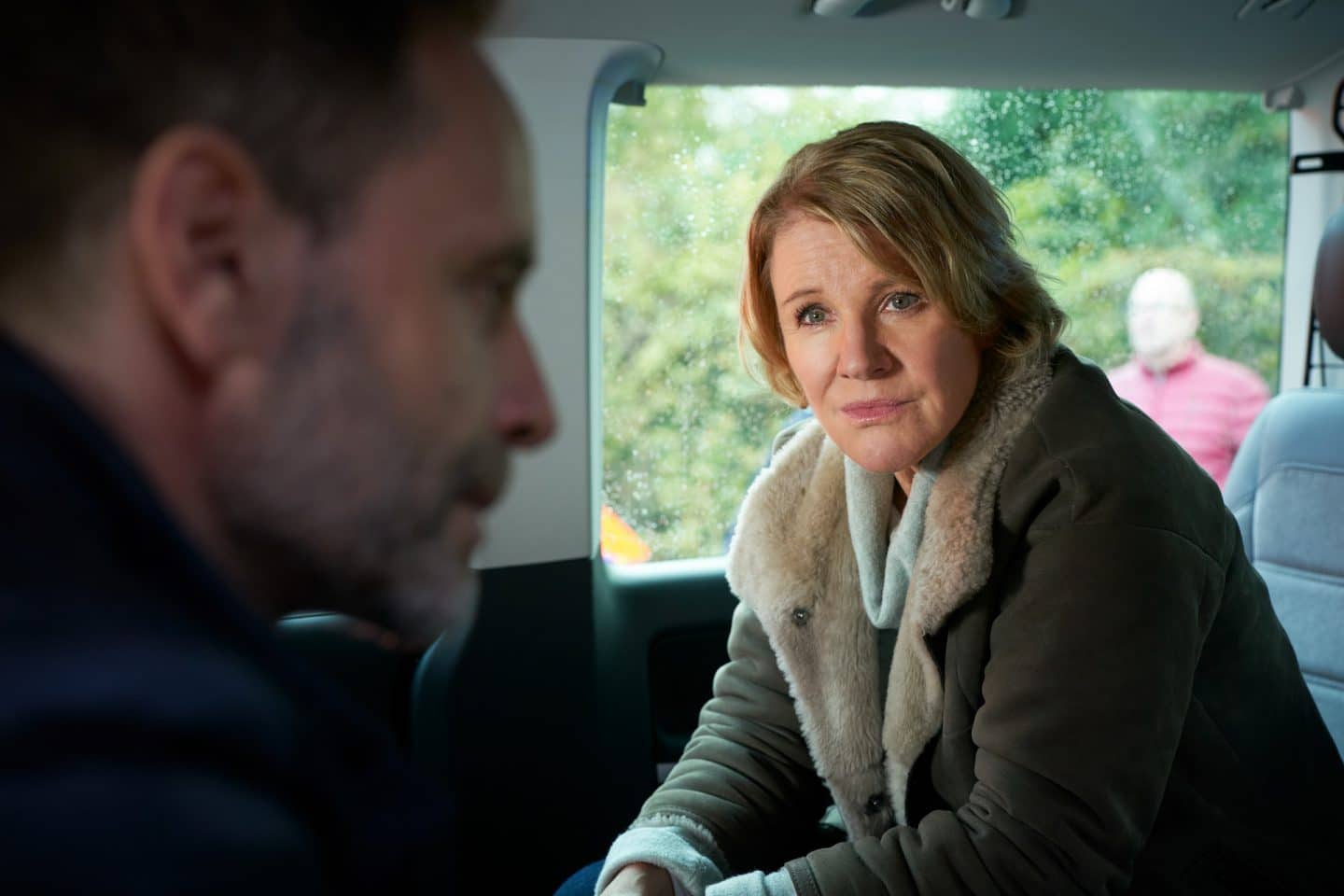 "Marie Brand und die falsche Wahrheit": Marie Brand (Mariele Millowitsch) sitzt mit Wolfgang Lauterbach (Julian Weigend) in einem Mannschaftswagen der Polizei und schaut ihn an.