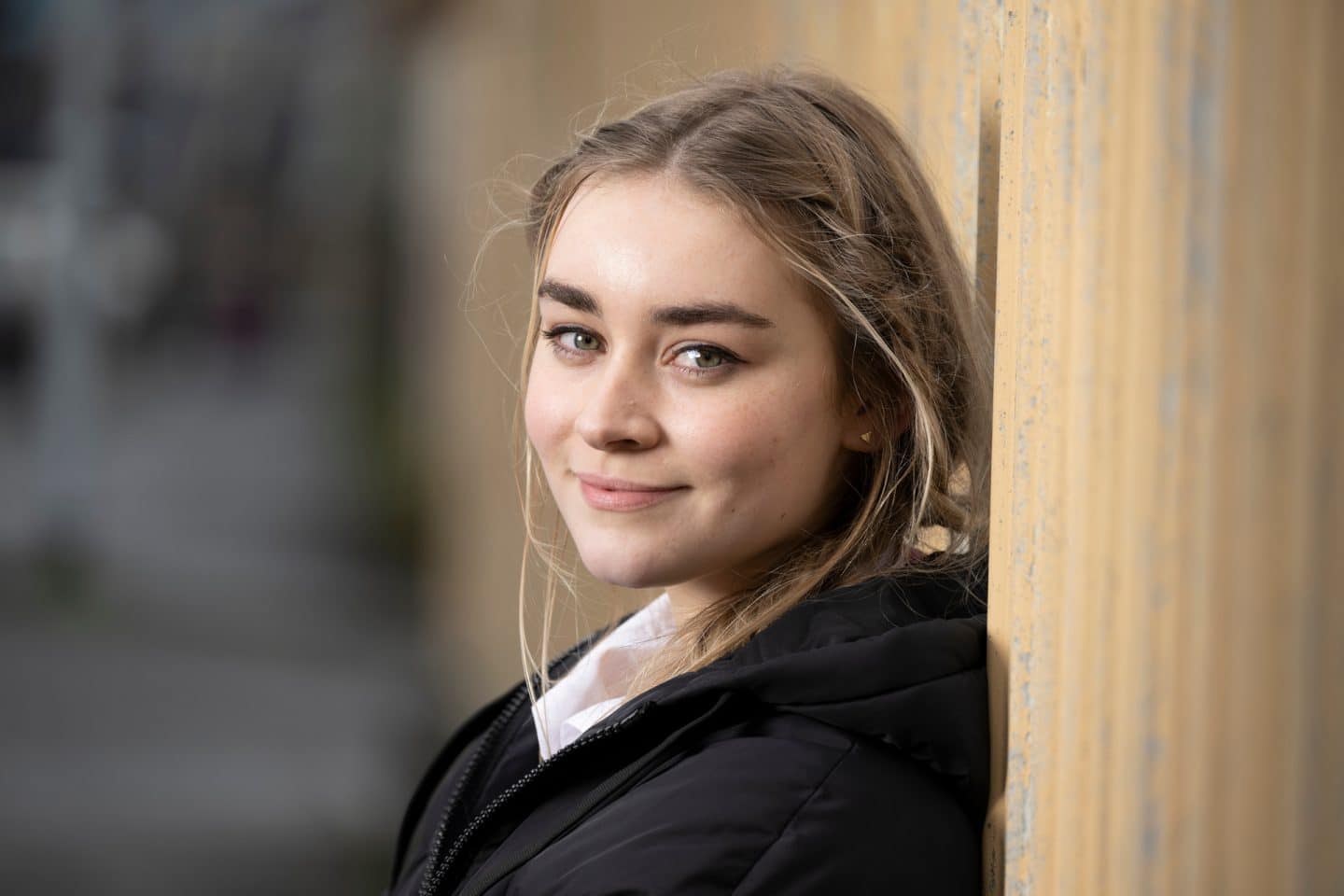 "Annika – Mord an Schottlands Küste - Annikas Vater": Morgan (Silvie Furneaux) lehnt im Freien an einer Wand. Sie lächelt.
