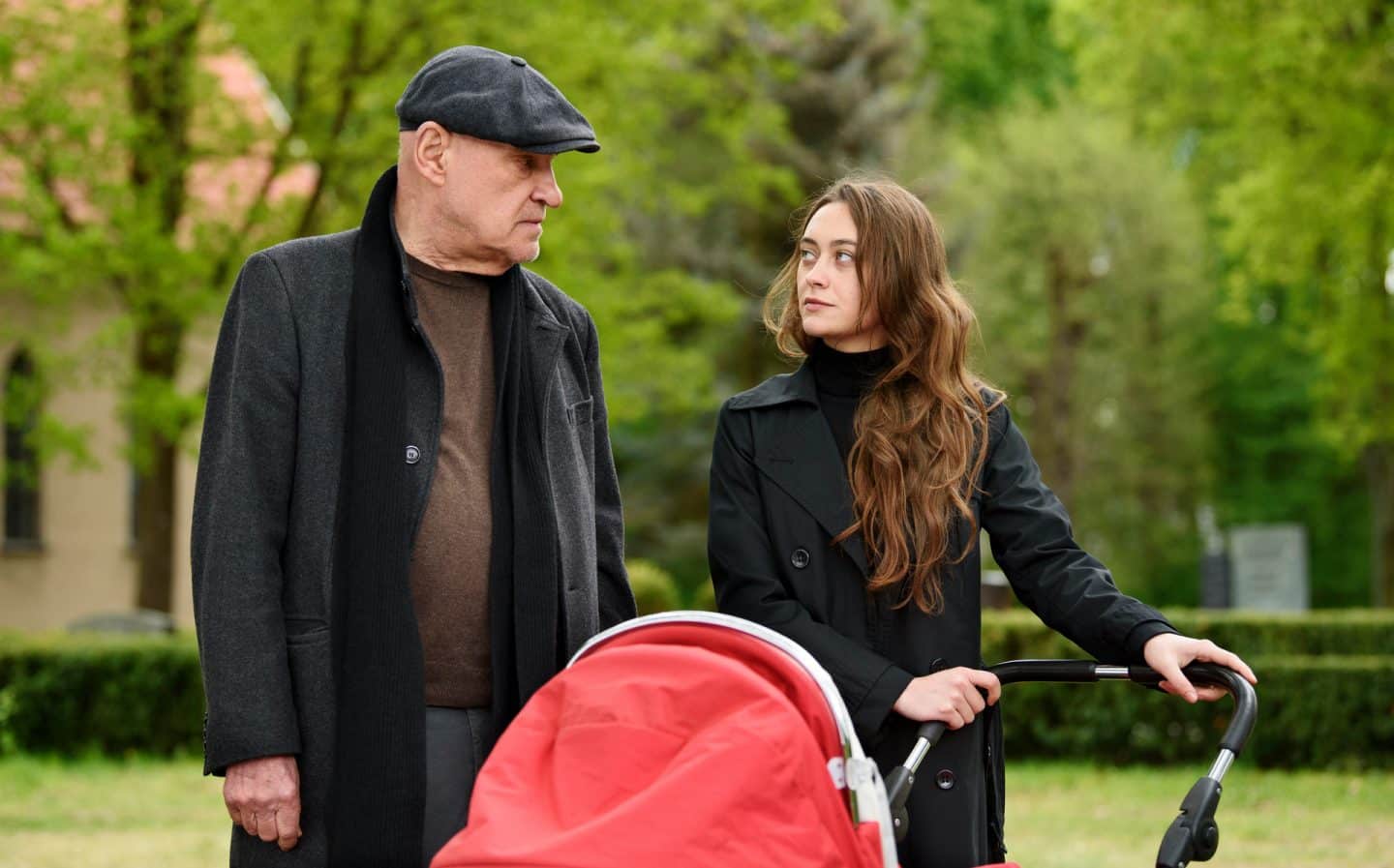 "Spreewaldkrimi - Böses muss mit Bösem enden": Fina Jurisch (Mercedes Müller) und Kriminalrat a.D. Krüger (Christian Redl) stehen nebeneinander auf dem Friedhof und schauen sich an. Fina Jurisch hält einen roten Kinderwagen fest.
