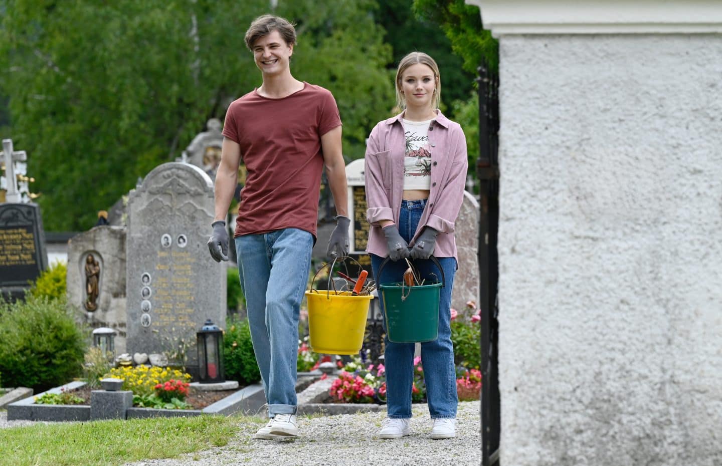 "Frühling - Die Mutter, die es nie gab": Adrian Steinmann (Kristo Ferkic) und Lilly Engel (Julia Willecke) stehen mit Eimern und Schaufeln auf dem Friedhof.