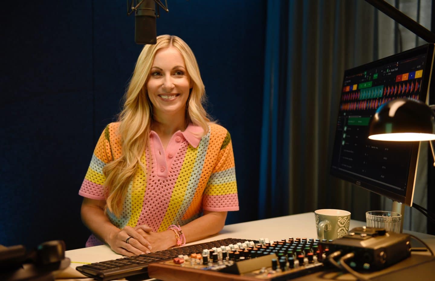 "Frühling - Die Mutter, die es nie gab": Roberta Rossi (Andrea Kaiser) sitzt an einem Pult in einem Tonstudio.