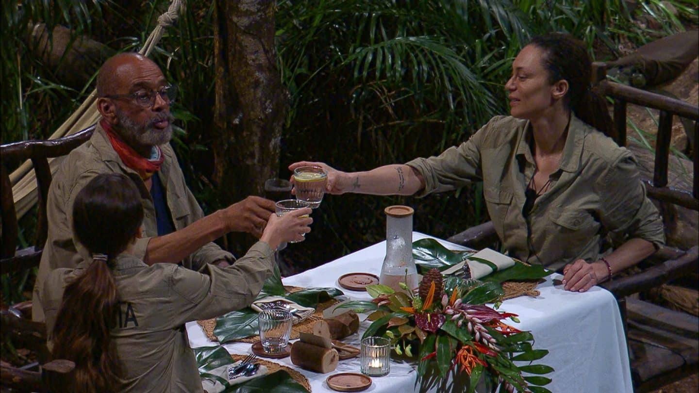 Ach ja, das ist ein Tisch, witzelt Pierre Sanoussi-Bliss, als er gemeinsam mit Lilly Becker (r.) und Alessia Herren den wunderschön gedeckten Tisch mitten im Camp entdeckt. Dann wird angestoßen: Pierre hat eine Cola und seine Tischnachbarinnen Wasser. Das ist so schön, strahlt Lilly. Wer hätte gedacht, dass ich mal mit Lilly Becker an einem Tisch sitze, freut sich Alessia.
