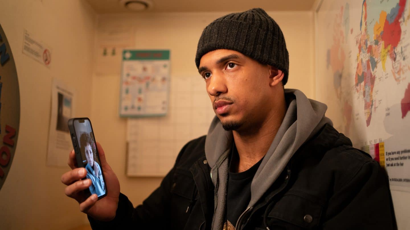 "Helen Dorn - Mordsee": Tayé (Karim Ben Mansur) telefoniert in einem Innenraum.
