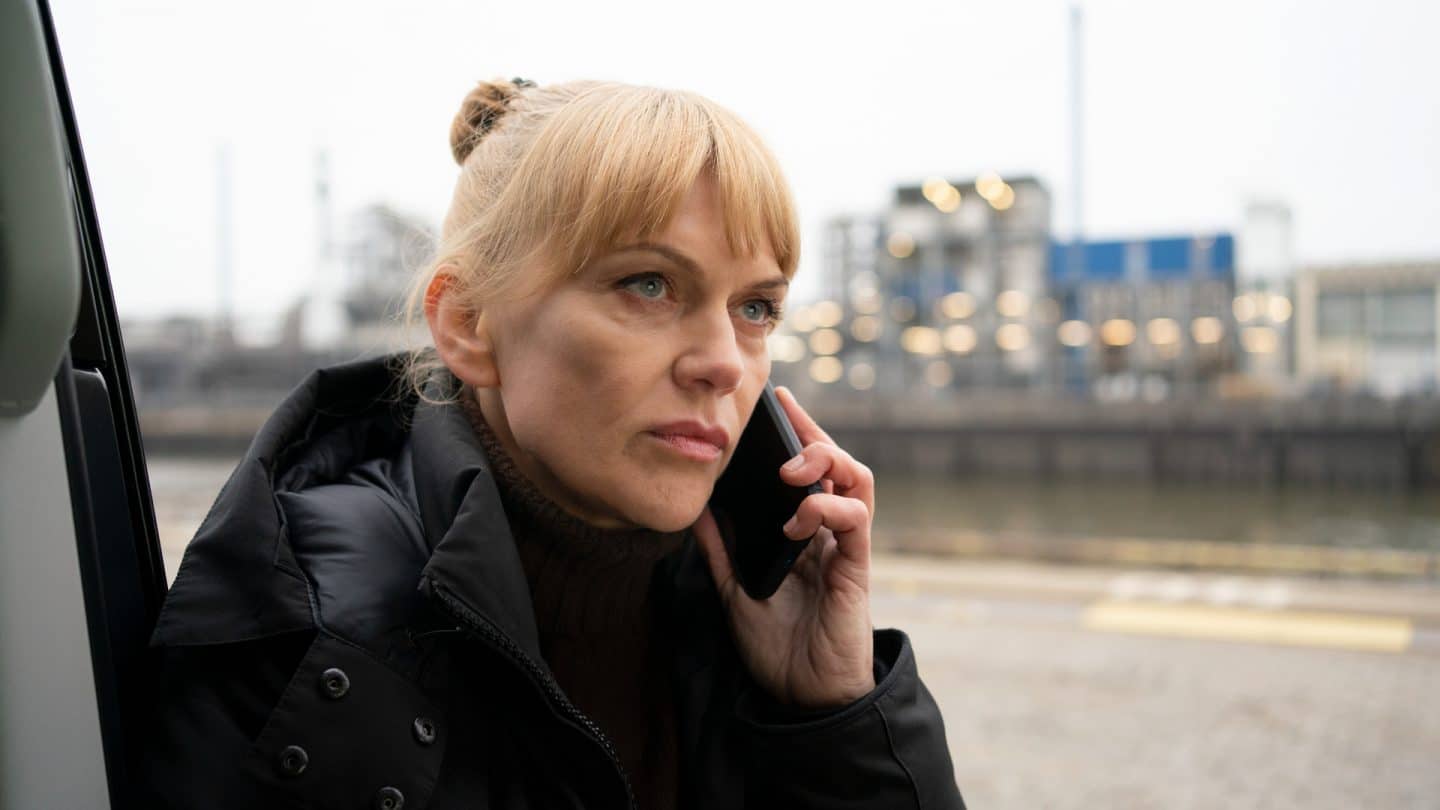 "Helen Dorn - Mordsee": Helen Dorn (Anna Loos) telefoniert am Hafen mit dem Handy.
