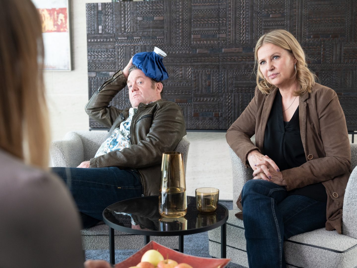 "Die Chefin - Das Leben danach": In einem Wohnraum: Vera Lanz (Katharina Böhm) sitzt neben Paul Böhmer (Jürgen Tonkel) der sich ein Eisbeutel an den Kopf hält.