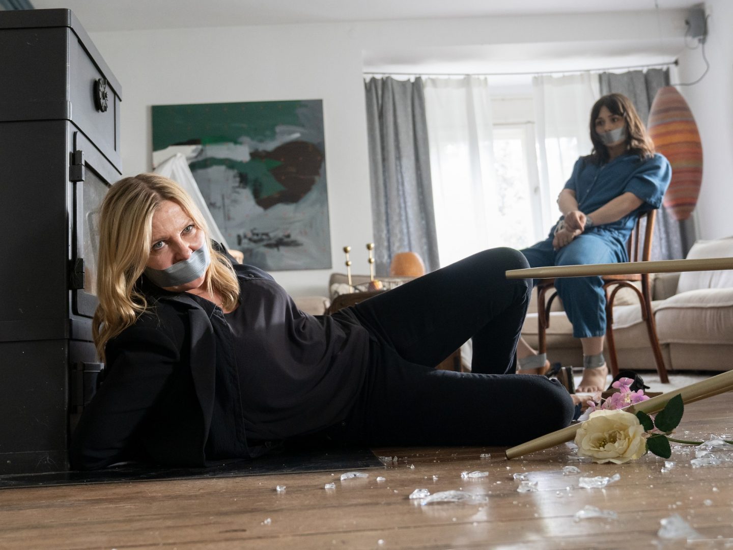 "Die Chefin - Das Leben danach": Vera Lanz (Katharina Böhm) beugt sich über Katja Stein (Heidrun Gärtner) die mit gefesselten Armen auf dem Boden liegt.