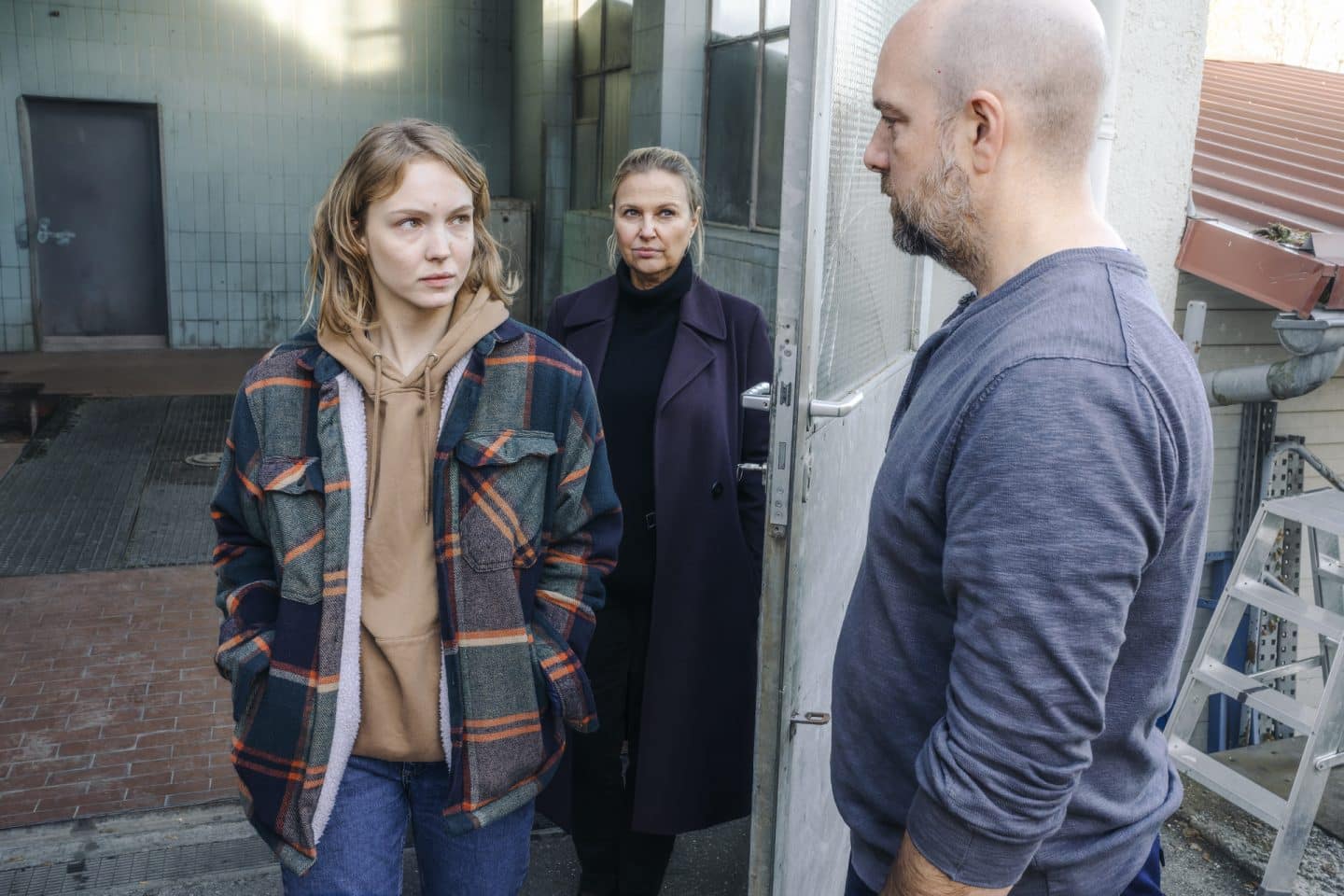 Kathleen Novak (Magdalena Laubisch, l.) wird von ihrem Vater (Stephan Zinner, r.) stark eingebunden an der Tankstelle. Jetzt versucht er sie auch noch von der Befragung durch Vera Lanz (Katharina Böhm, M.) abzuschirmen.
