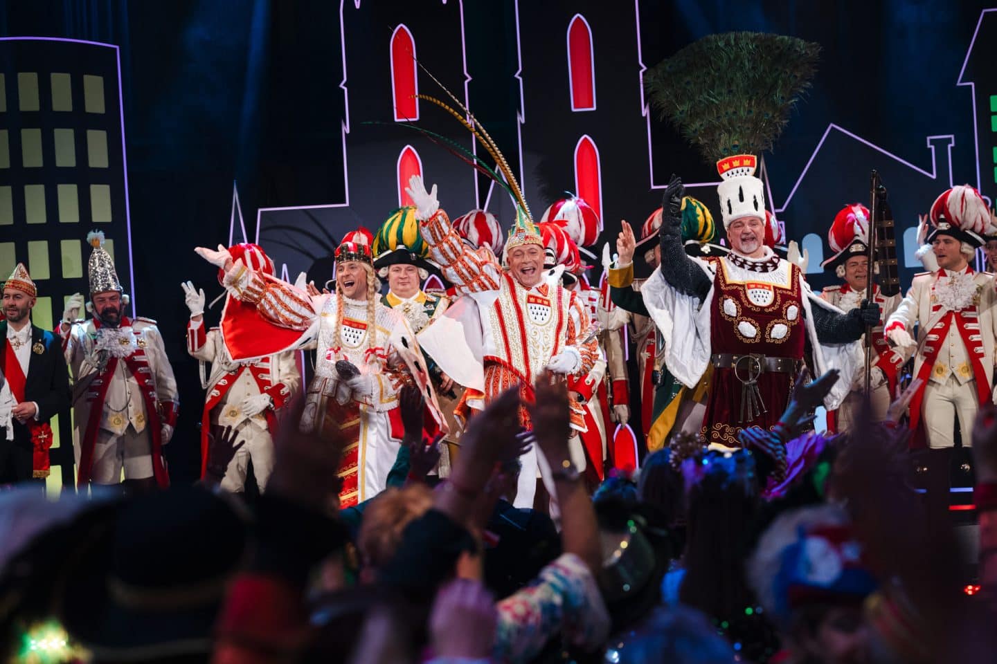 "Kölle Alaaf - Die Mädchensitzung": Das Kölner Dreigestirn 2025 steht auf der Bühne und begrüßt das Publikum.
