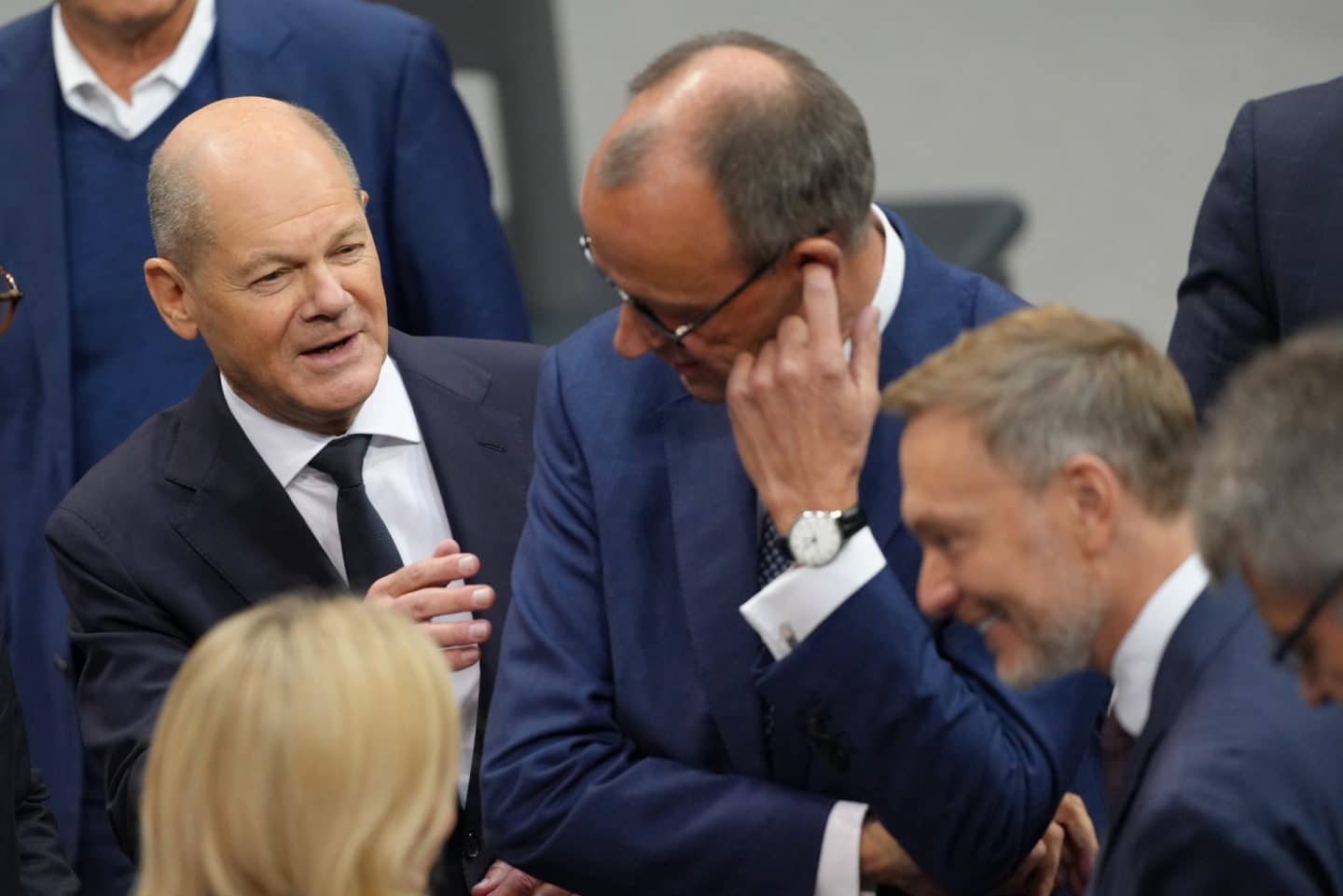 "Kanzler und Herausforderer - Scholz und Merz im Wahlkampf": Bundeskanzler Olaf Scholz (SPD) spricht im Plenum am 13.11.2024 vor seiner Regierungserklärung mit Friedrich Merz, dem CDU-Bundesvorsitzenden und Unionsfraktionsvorsitzenden, und Christian Lindner, dem FDP-Parteivorsitzenden, im Plenum des deutschen Bundestags. Merz hat einen Finger im Ohr.
