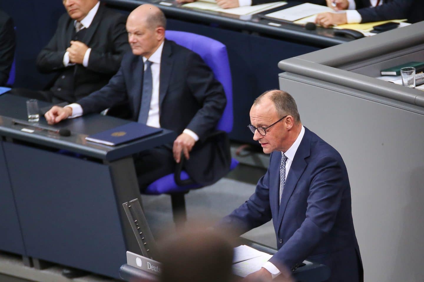 "Kanzler und Herausforderer - Scholz und Merz im Wahlkampf": Berlin, Deutschland, 16.12.2024: Deutscher Bundestag: 205. Bundestagssitzung - Vertrauensfrage: CDU-Chef Friedrich Merz steht am Rednerpult und antwortet auf Bundeskanzler Olaf Scholz (SPD), der vorher die Vertrauensfrage begründet hatte. Scholz sitzt neben dem Rednerpult.
