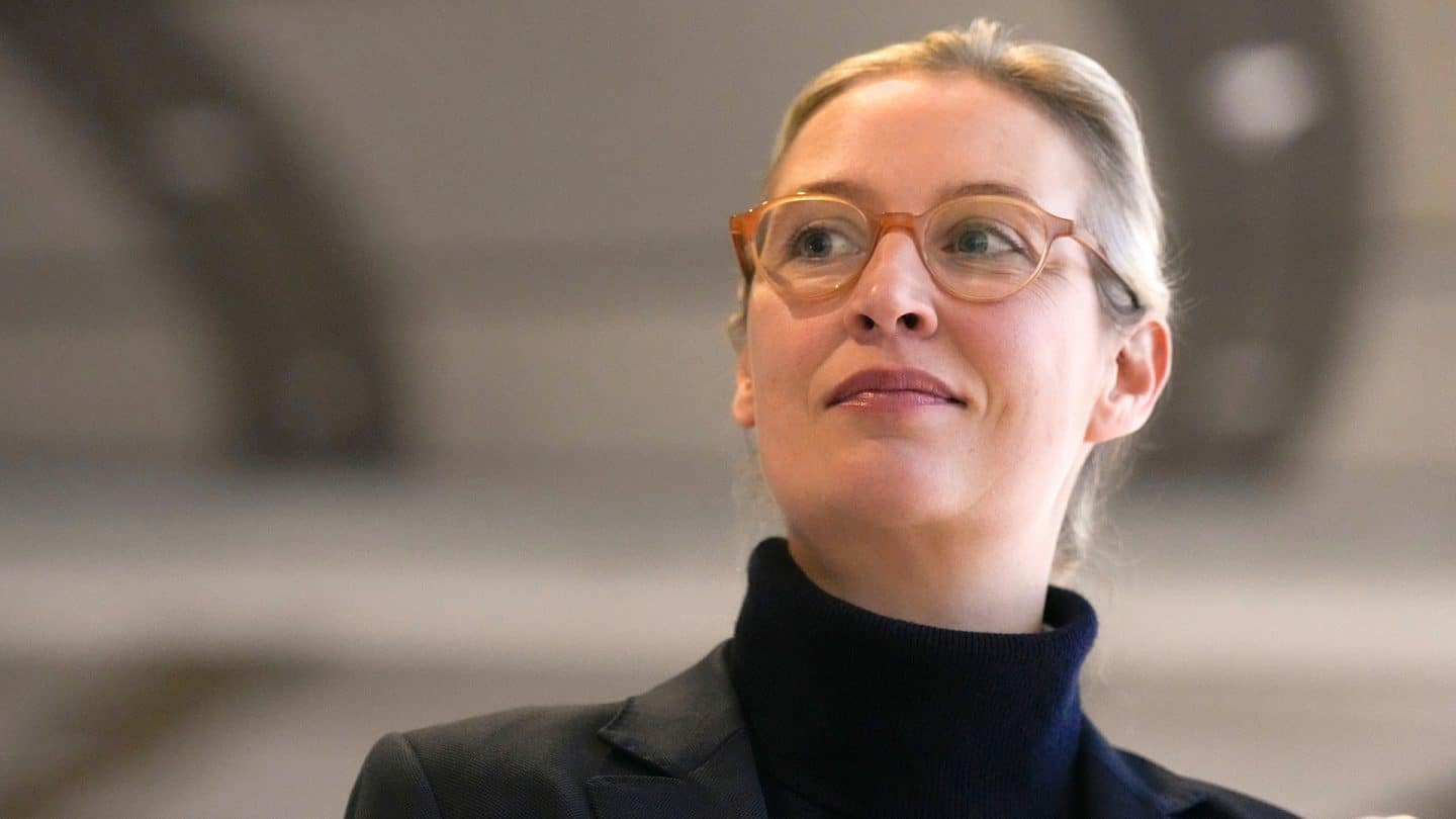 "Alice Weidel - Ein Porträt": Alice Weidel mit Blick nach links