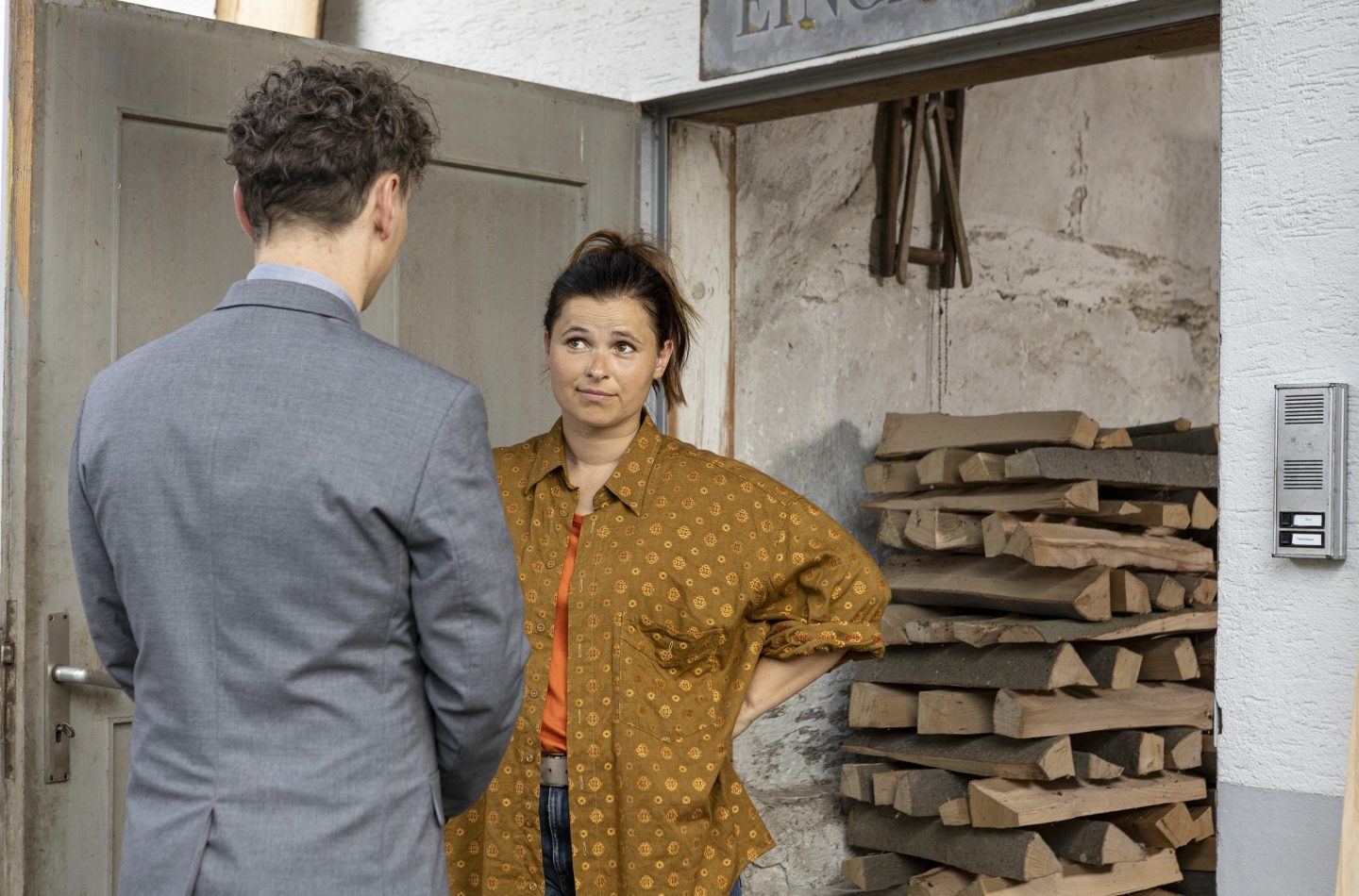 Keine Chance. Lisa (Anna Fischer) lässt den Fremden (Daniel Michel), der mit der Toten nicht verwandt war, nicht die Leiche besichtigen.
