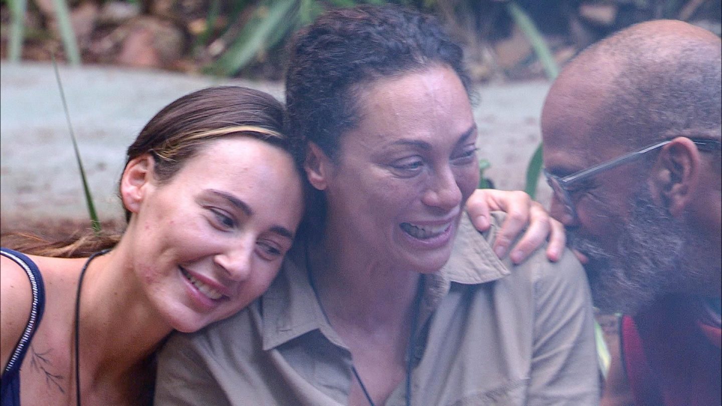 Eine letzte Herausforderung außerhalb des Camps wartet auf die drei Finalisten Alessia Herren (l.), Lilly Becker und Pierre Sanoussi-Bliss: Für jede richtige Frage gibt es einen Schlüssel. Wenn sie den richtigen Schlüssel bekommen und damit ein Schloss öffnen, das ein Kette um drei persönliche Pakete löst, können sie die Geschenke mit ins Camp nehmen und öffnen. 
