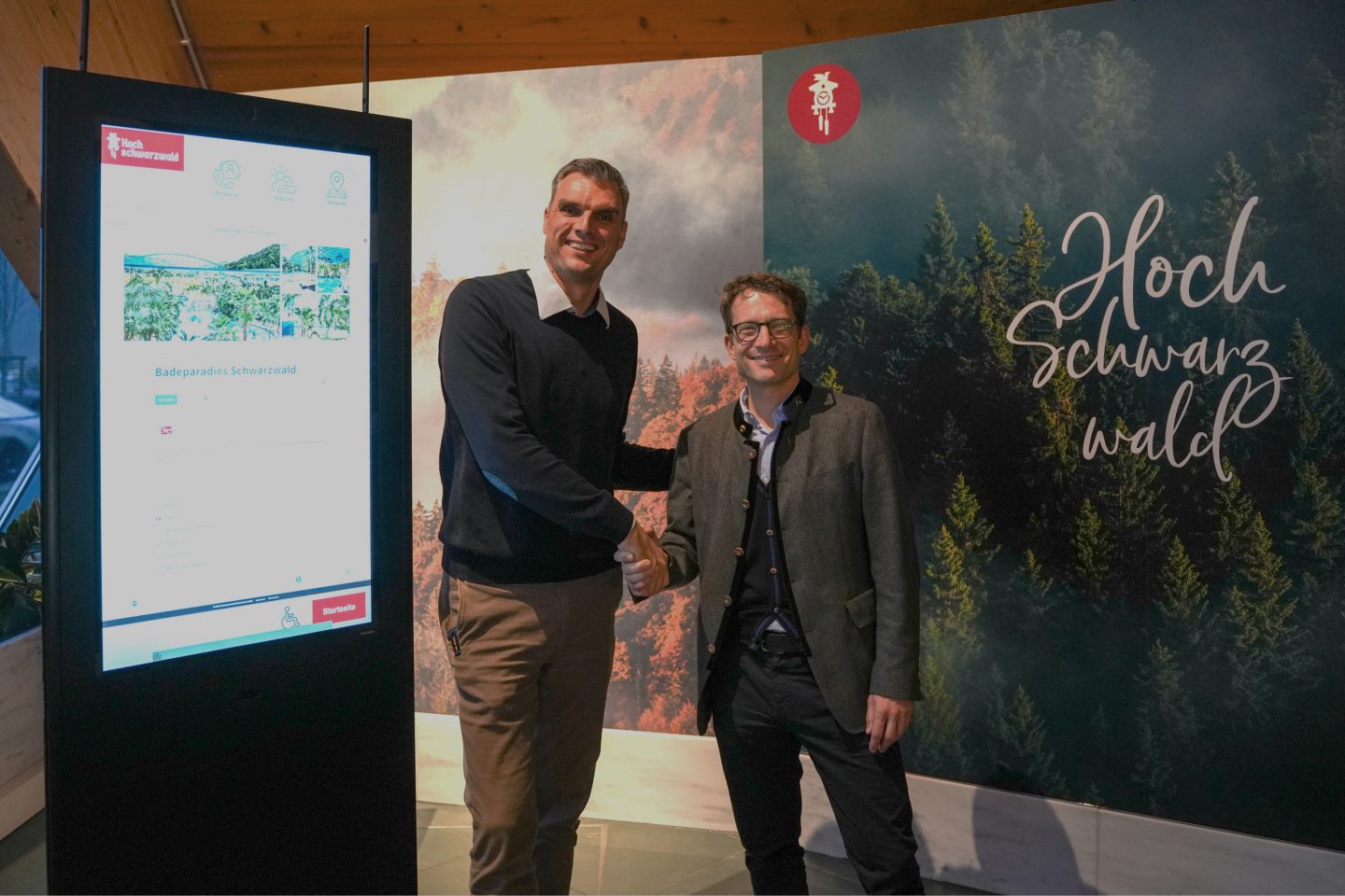 Jochen Brugger (links) und Patrick Schreib am digitalen Info-Terminal