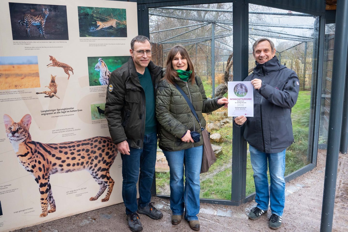 Wilhelma-Direktor Dr. Thomas Kölpin (rechts im Bild) überreicht die Patenschaftsurkunde an Ehepaar Brauchle