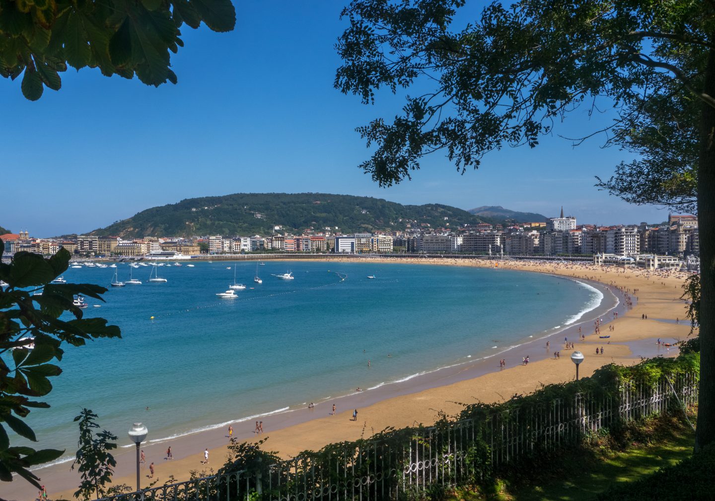 Blick auf den Kontxa Strand in Donostia-San Sebastian
