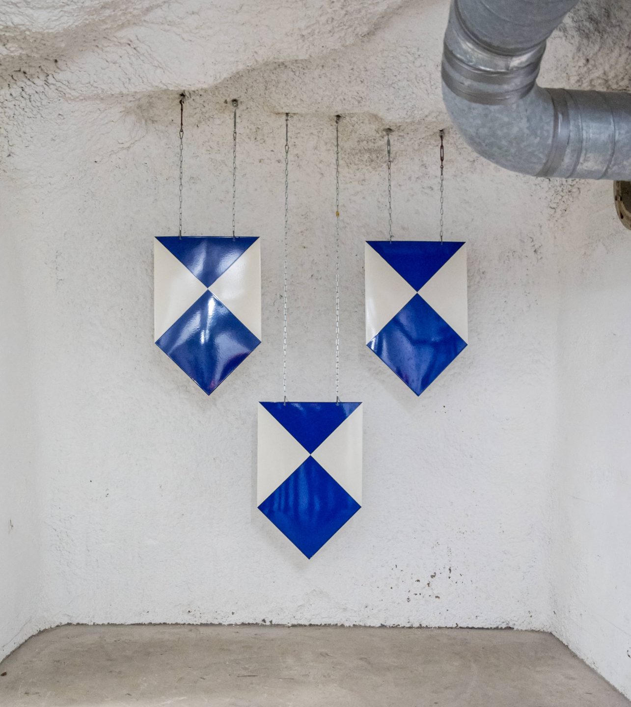 Im Zugangsbereich zu den Räumen A und B its das Schutzzeichen in dreifacher Form als Zeichen des höchsten Schutzes angebracht