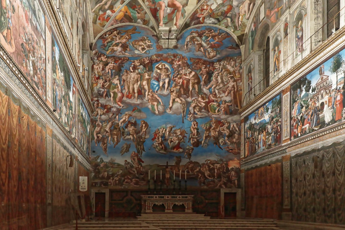 Blick in den Kapellenraum der Sixtinischen Kapelle mit Altar