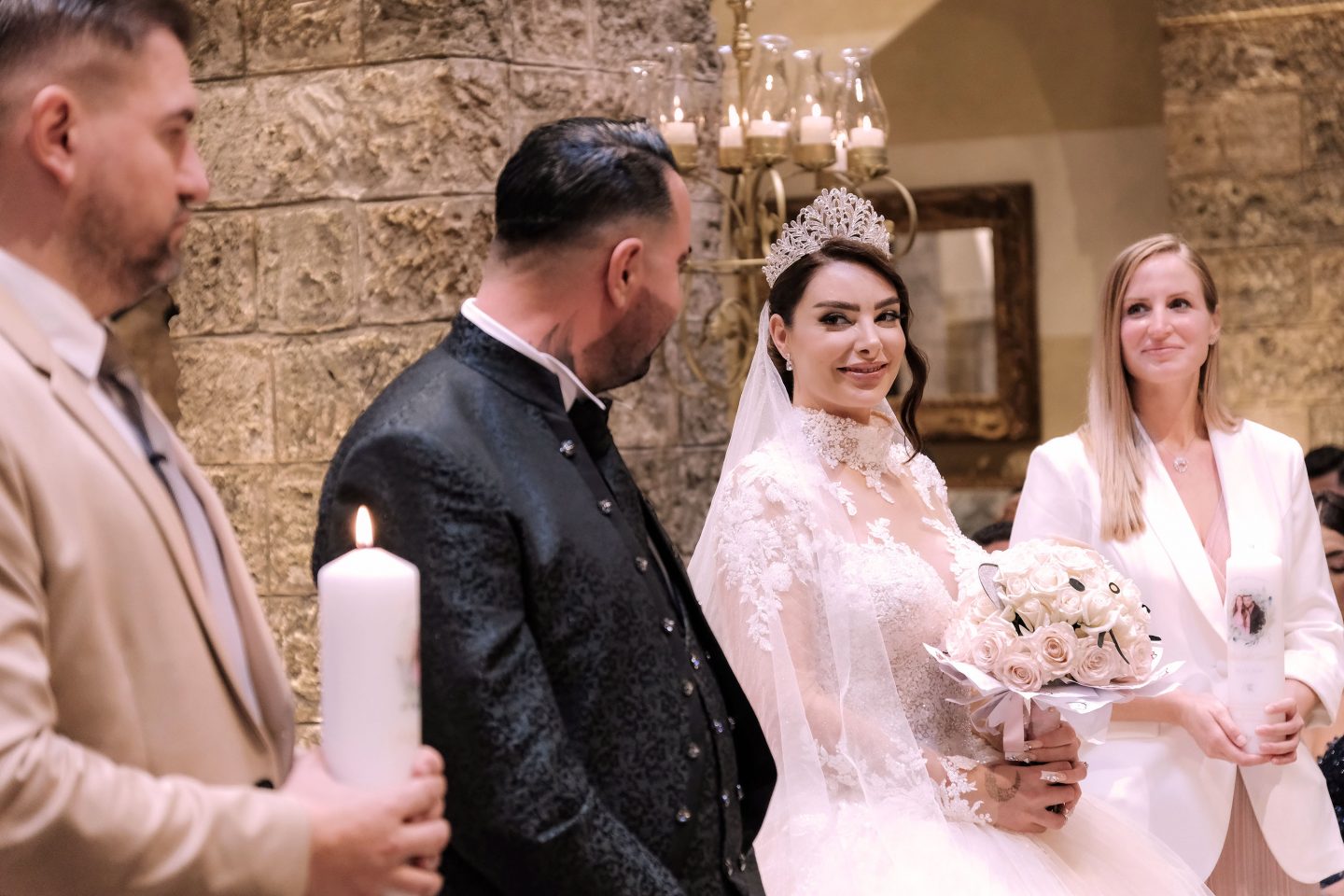 Nathalie Gaus und Cosimo Citiolo während der Trauung – die Braut in einem eleganten Spitzenkleid mit Tiara, der Bräutigam in einem stilvollen schwarzen Anzug.