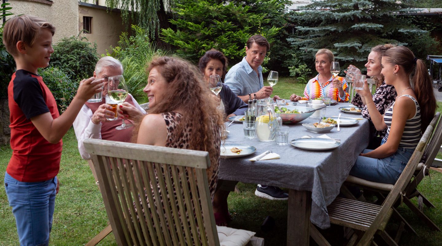 Die neue Haushaltshilfe ist für die Patchworkfamilie eine Bereicherung (v.l.n.r.): Tim (Maximilian Brunn), Werner (Jochen Busse), Olga (Anja Antonowicz), Gisela (Tatja Seibt), Hanno (Wolfram Grandezka), ), Eva (ChrisTine Urspruch), Neil (Edgar Emil Garde) und Lili (Lola Höller).