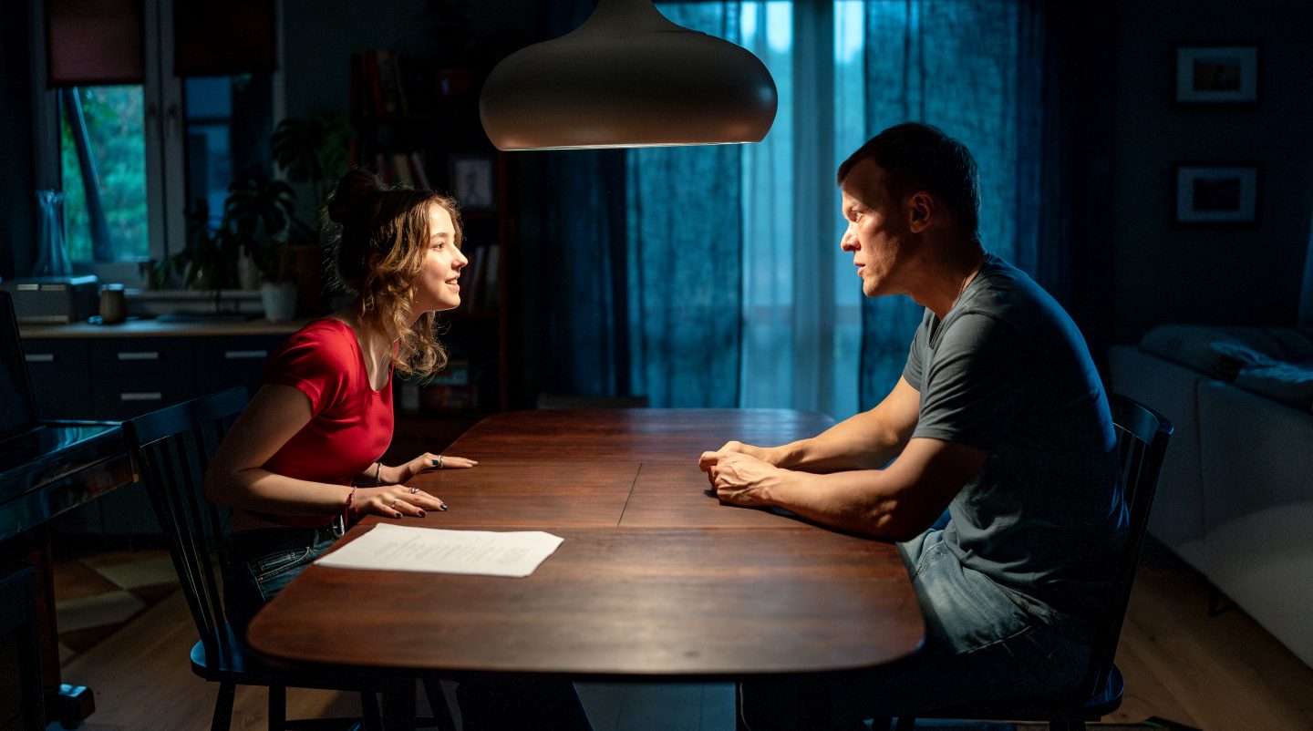 Leons (Sebastian Hülk, re.) Tochter Emila Pawlak (Matilda Jork, li.) wird zu einem Privatverhör geladen.
