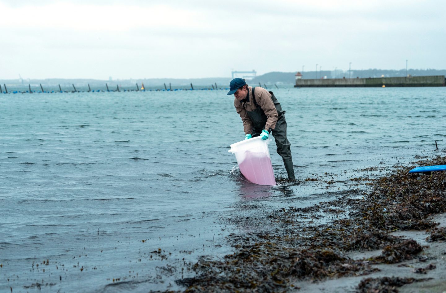 Robert (August Diehl) entledigt sich seiner „Altlasten“.
