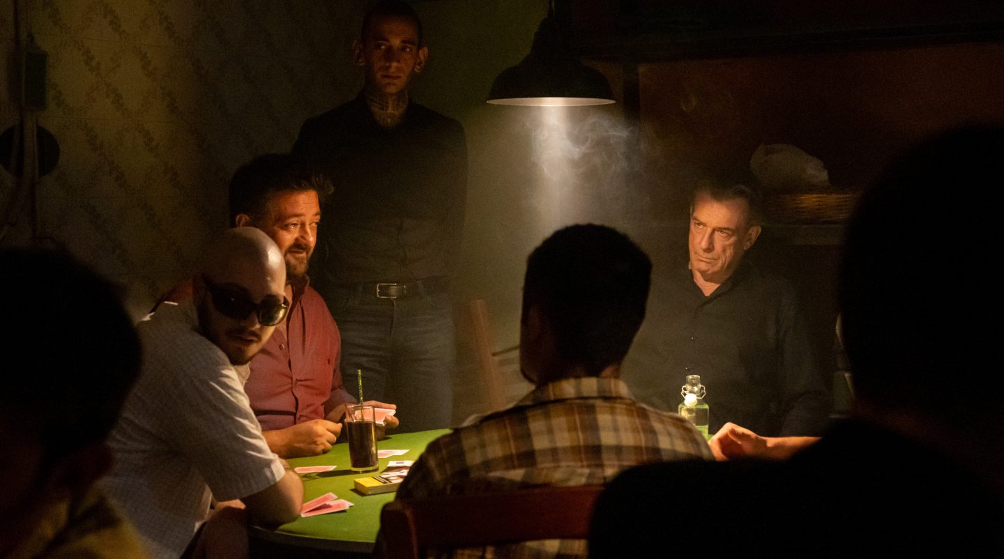 Evangelos Anarakis (Thomas Sarbacher, re.) kennt die Unterwelt der Insel.