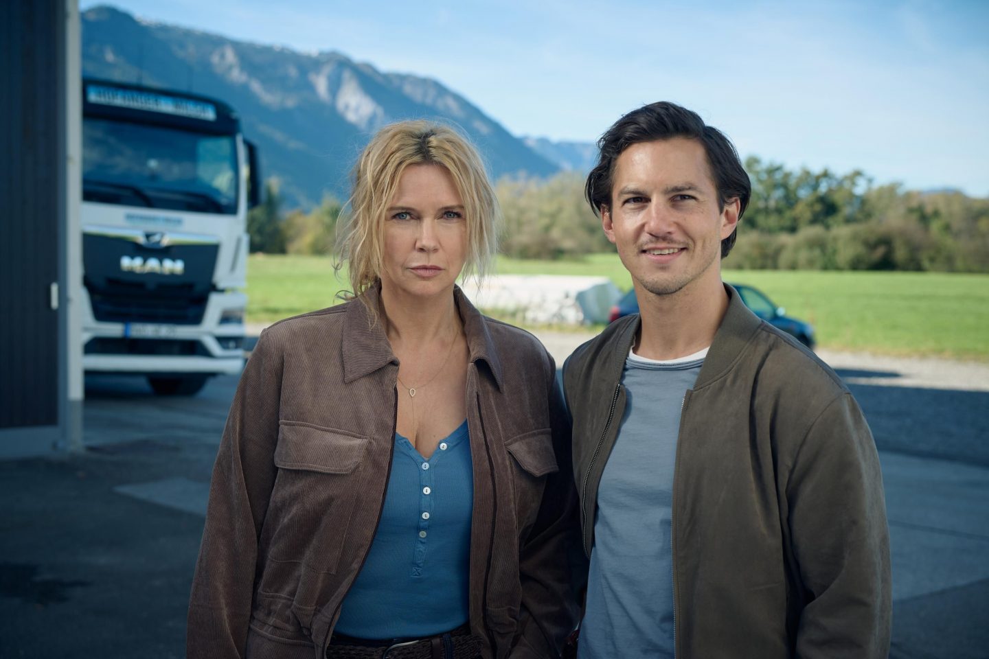 Jonas Becker (Tim Oliver Schulz) und Birgit Reincke (Veronica Ferres)  wollen mit den Hofangers sprechen
