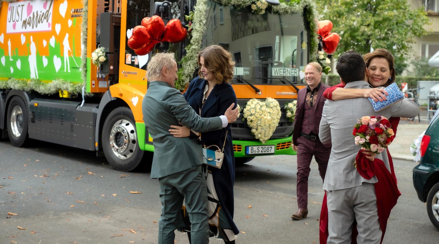Just married: Gabi (Adelheid Kleineidam, re.) und Werner (Uwe Ochsenknecht, li.) begrüßen Annika (Laura Louisa Garde, 2. v. li.), Tarik (Aram Arami, 2. v. re.) und Rüdiger Dorn (Rainer Strecker, Mitte).