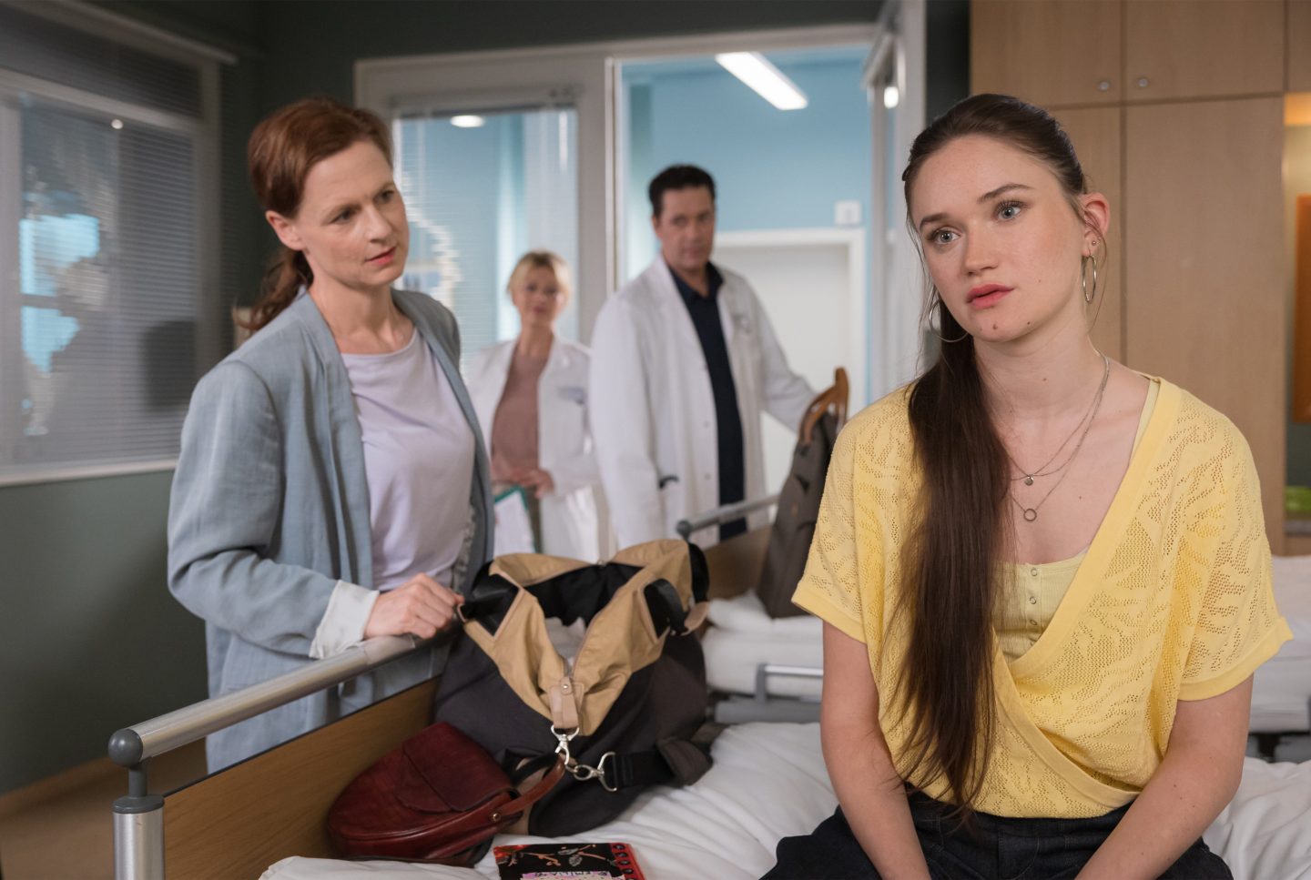 Anna Ulrich (Isabella Bartdorff, li.) spendet ihrer Tochter Emilia (Marlina Mitterhofer, re.), die mit dem MRKH-Syndrom zur Weltgekommen ist, ihre Gebärmutter. Dr. Ina Schulte (Isabell Gerschke, hi.li.)  hat Emilia vor einiger Zeit schon einen Eingriff vorgenommen. Nun möchte Ina gemeinsam mit Dr. Philipp Brentano (Thomas Koch, hi.re.) ihr den Wunsch nach einem eigenen Kind erfüllen.
