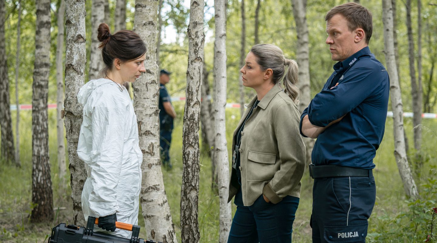 Noch am Tatort kommt es zwischen Dr. Viktoria Wex (Claudia Eisinger, li.) sowie Leon Pawlak (Sebastian Hülk, re.) und Zofia Kowalska (Karolina Lodyga, Mitte) zu dienstlichen Verwerfungen.
