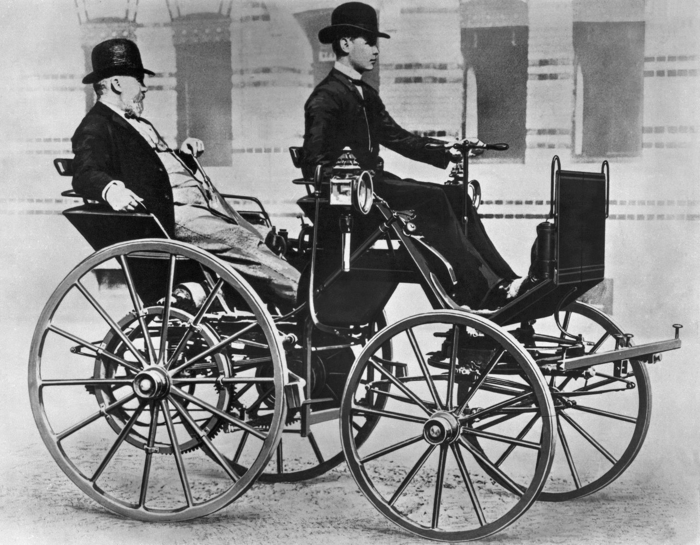 Gottlieb Daimler als Passagier in seiner Motorkutsche aus dem Jahr 1886. Am Steuer sein Sohn Adolf. 