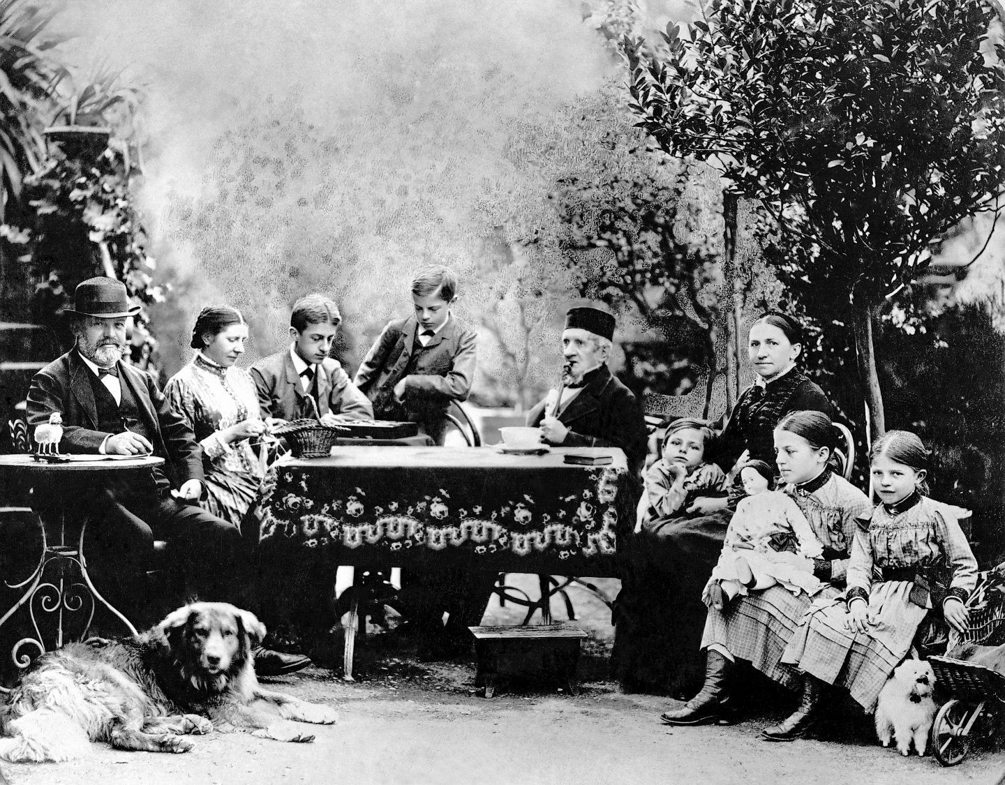 Gottlieb Daimler mit seiner Familie um 1885. Von links: Gottlieb Daimler, seine Schwägerin Marie Kurtz, sein ältester Sohn Paul, sein zweiter Sohn Adolf, Daimlers Schwiegervater Friedrich Kurtz, der jüngste Sohn Wilhelm, seine erste Frau Emma, die älteste Tochter Emma und schließlich die zweite Tochter Martha. Im Vordergrund Hund Bello. Fotosignatur der Mercedes-Benz Classic Archive: 23130
