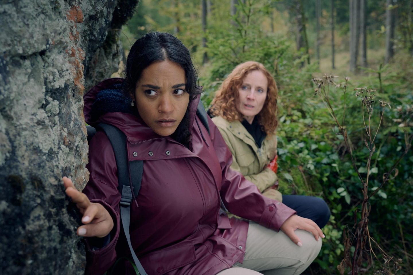 Marie Sonnleitner (Salka Weber, l.) hört die Schüsse auf atrin Heuser (Jutta Fastian),
und hilft der Angeschossenen. Der Schütze zieht sich unerkannt .zurück.