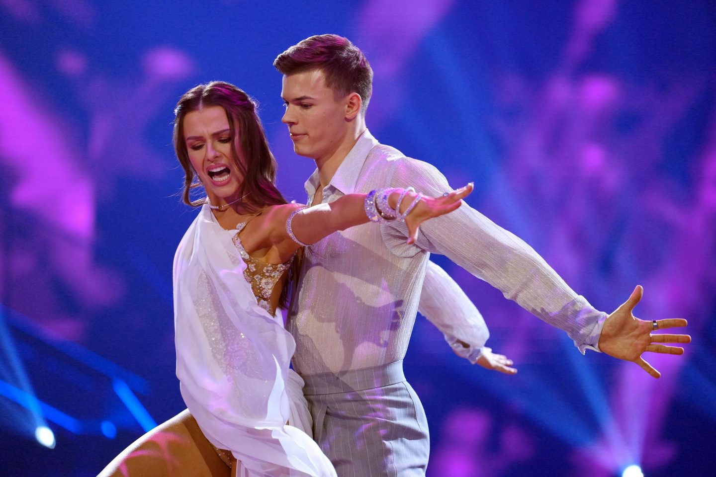 Taliso Engel und Patricija Ionel tanzen Rumba.