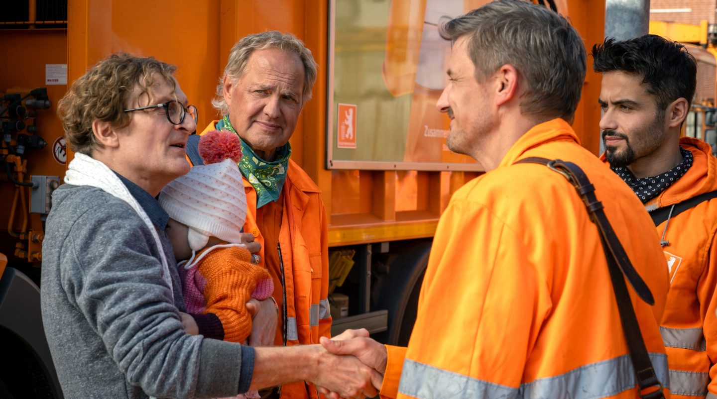 Ralle (Jörn Hentschel, li.) geht in Elternzeit und lernt vorher noch seinen Nachfolger „Motte“ (Marc Oliver Schulze, 2. v. li.) kennen. Werner Träsch (Uwe Ochsenknecht, 2. v. li.) und Tarik Büyüktürk (Aram Arami, re.) freuen sich über ihren neuen Kollegen.
