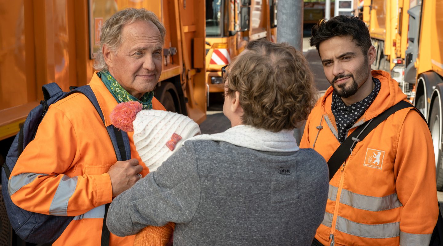 Werner (Uwe Ochsenknecht, li.) und Tarik (Aram Arami, re.) lassen „Mastermind“ Ralle (Jörn Hentschel, Mitte) nur ungern ziehen.
