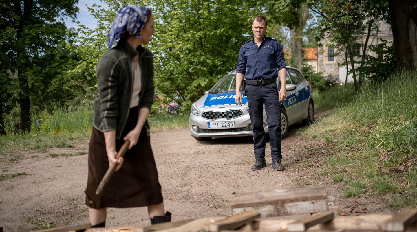 Trauer bewältigt jeder Mensch anders: So auch Mirka Kaminska (Katharina Schüttler, li.), als sie von Leon Pawlak (Sebastian Hülk, re.) aufgesucht wird.
