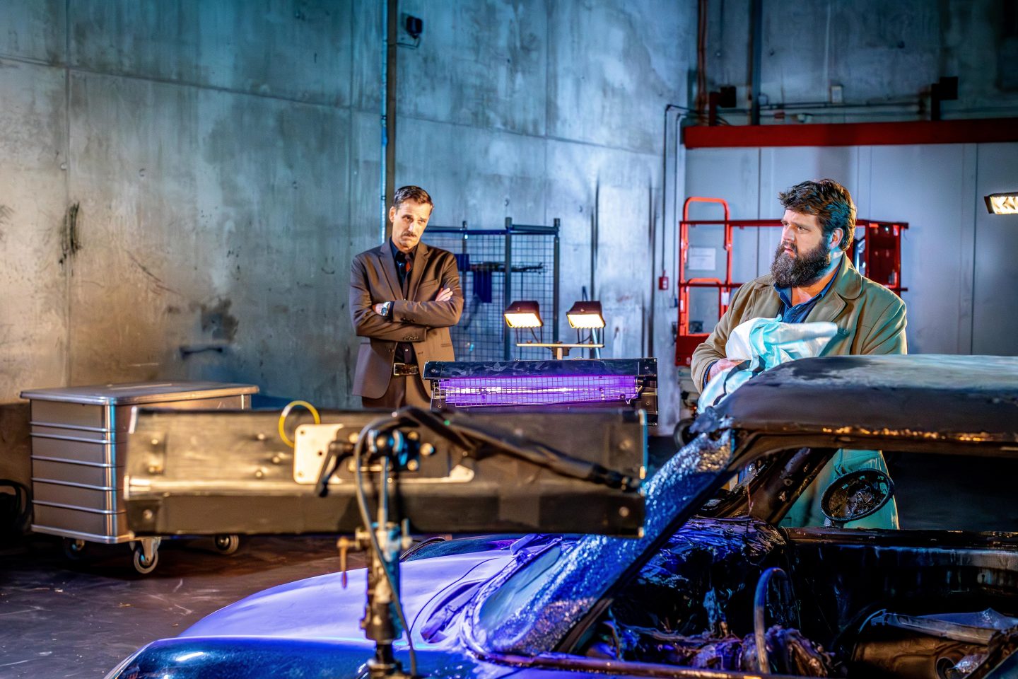 Dr. Oliver Schöpfner (Max von Thun, l.) und Konrad Behringer (Antoine Monot). Behringer erfährt dass der Golf präpariert wurde. Schöpfner droht damit die Drei vom Fall abzuziehen, sollten keine Ergebnisse folgen.