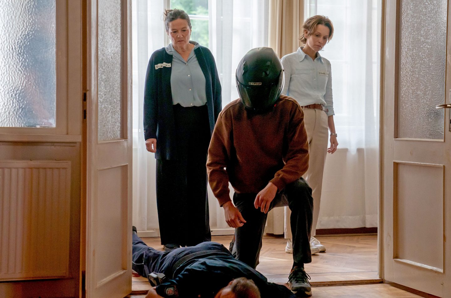 Das Team spielt die Tat des vermummten Mörders nach, um sie zu analysieren. V.l.: Marion Dörner (Anne-Kathrin Gummich), Jan Kawig (Bernhard Conrad), Annett Schuster (Kristin Suckow).
