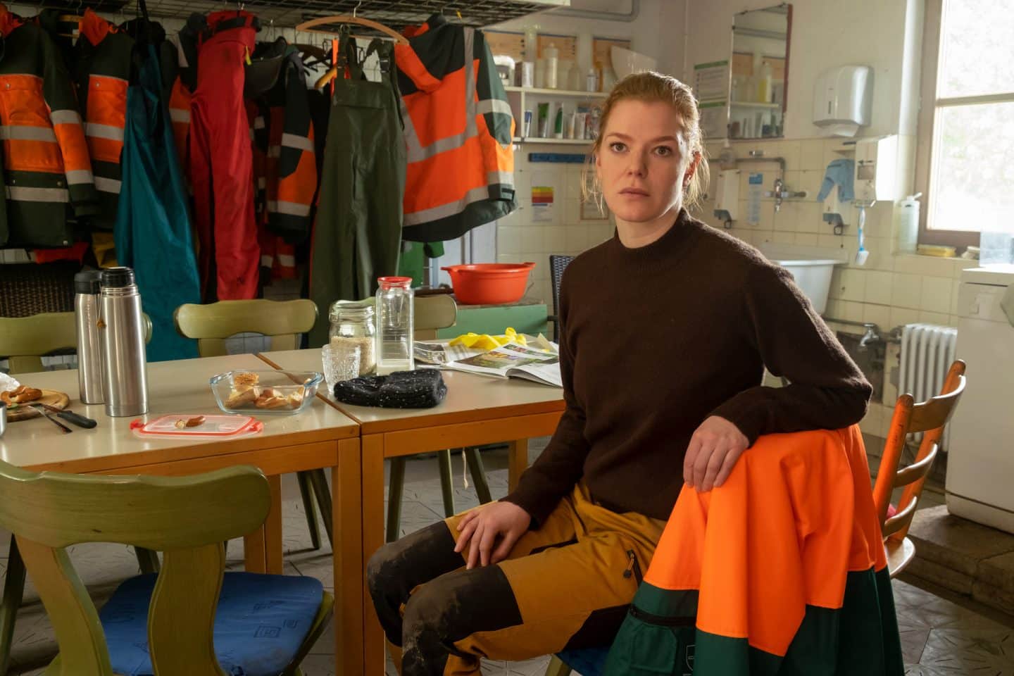 "Der Alte - Blume des Bösen": Heike Halbritter (Magdalena Wiedenhofer) sitzt an einem großen Tisch im Aufenthaltsraum auf der Arbeit.
