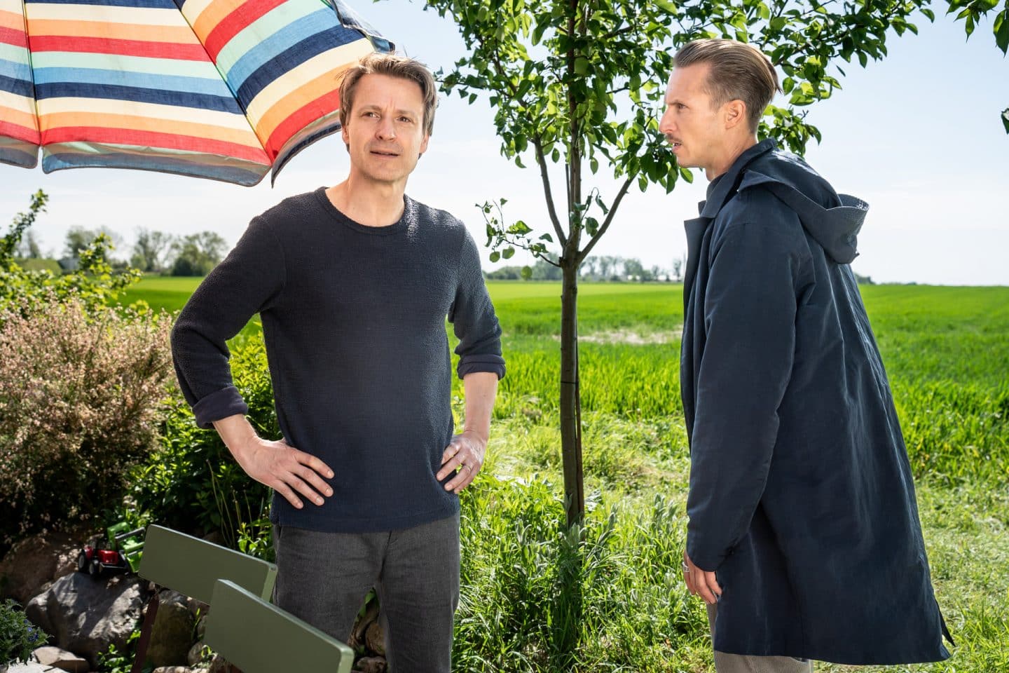"SOKO Leipzig - Sunny": Kai Marlow (Max von Pufendorf) steht mit den Händen in den Hüften in seinem Garten, Moritz Brenner (Johannes Hendrik Langer) steht neben ihm.