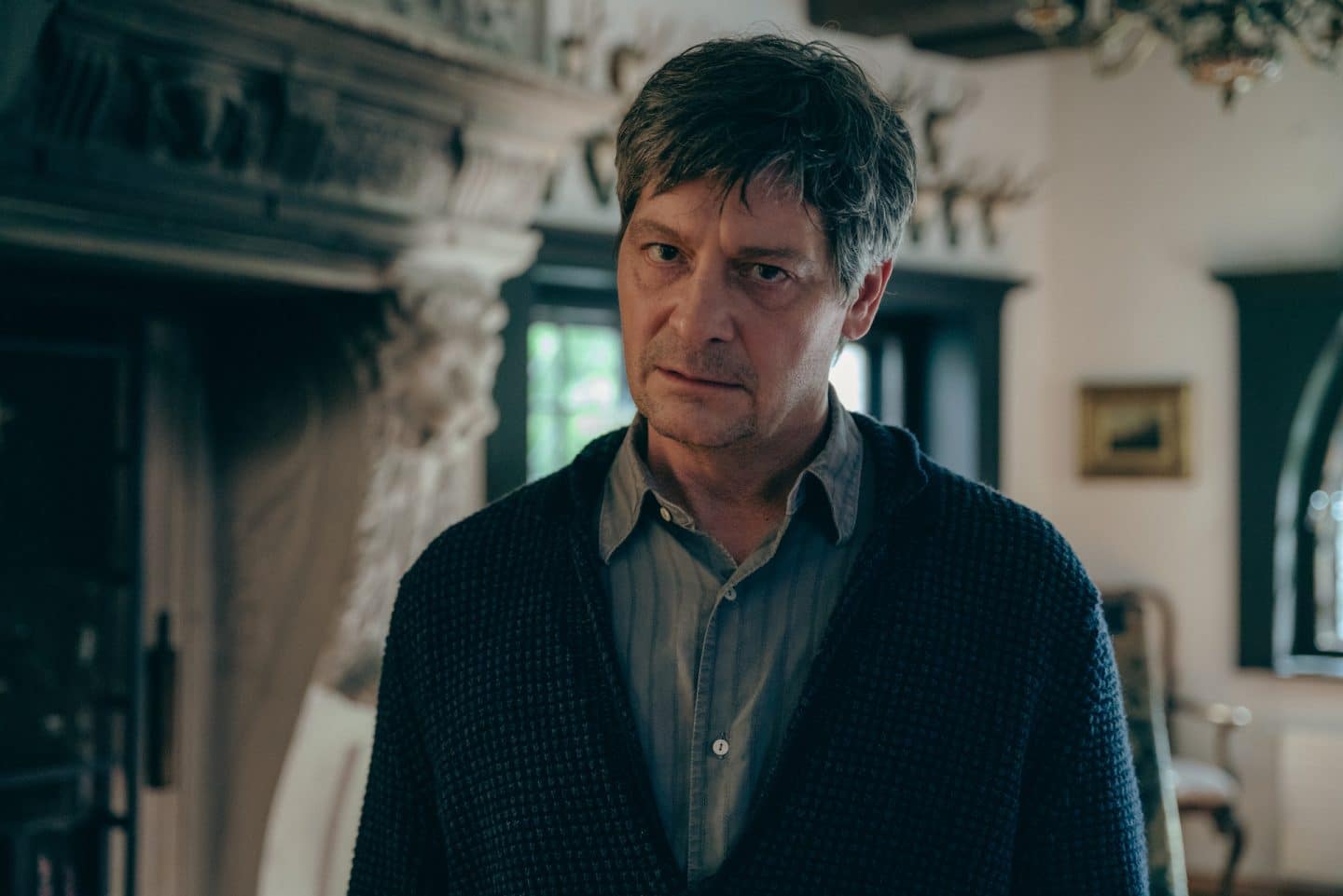 "Wiener Blut - Berggericht": Paul Ritter (Fritz Karl) steht in seinem Haus. Im Hintergrund ist ein Fenster zu sehen.