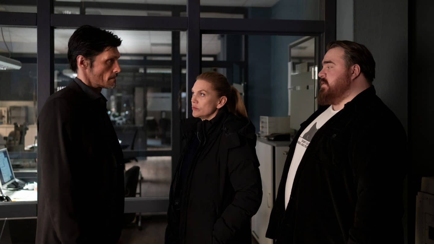 "Helen Dorn - Schwarzes Herz": Nedjo Kristic (Stipe Erceg), Helen Dorn (Anna Loos) und Weyer (Tristan Seith) unterhalten sich im Büro.
