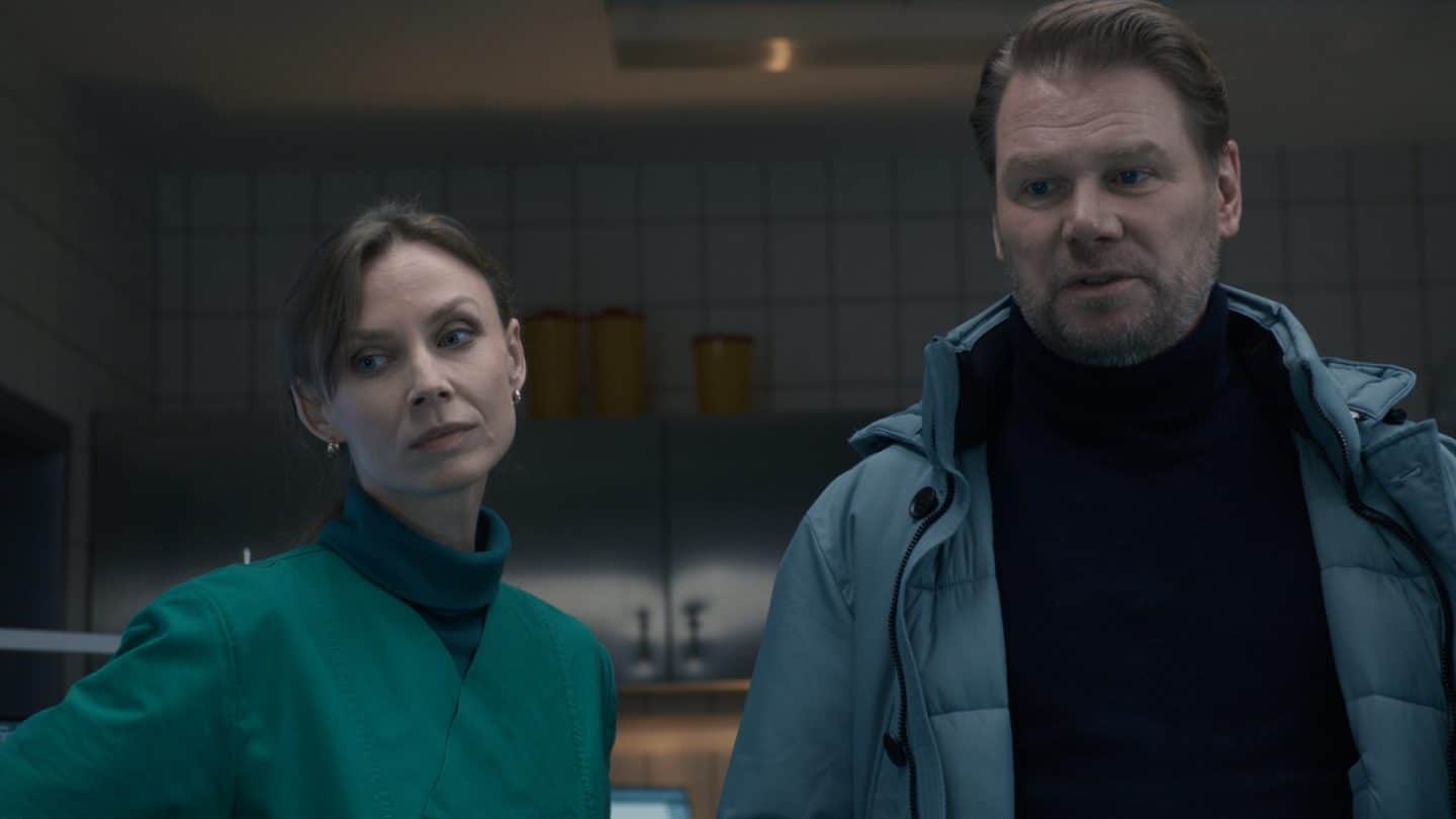 "Erzgebirgskrimi - Wintermord": In der Gerichtsmedizin stehen Dr. Elena Kulikova (Masha Tokareva) und Robert Winkler (Kai Scheve).