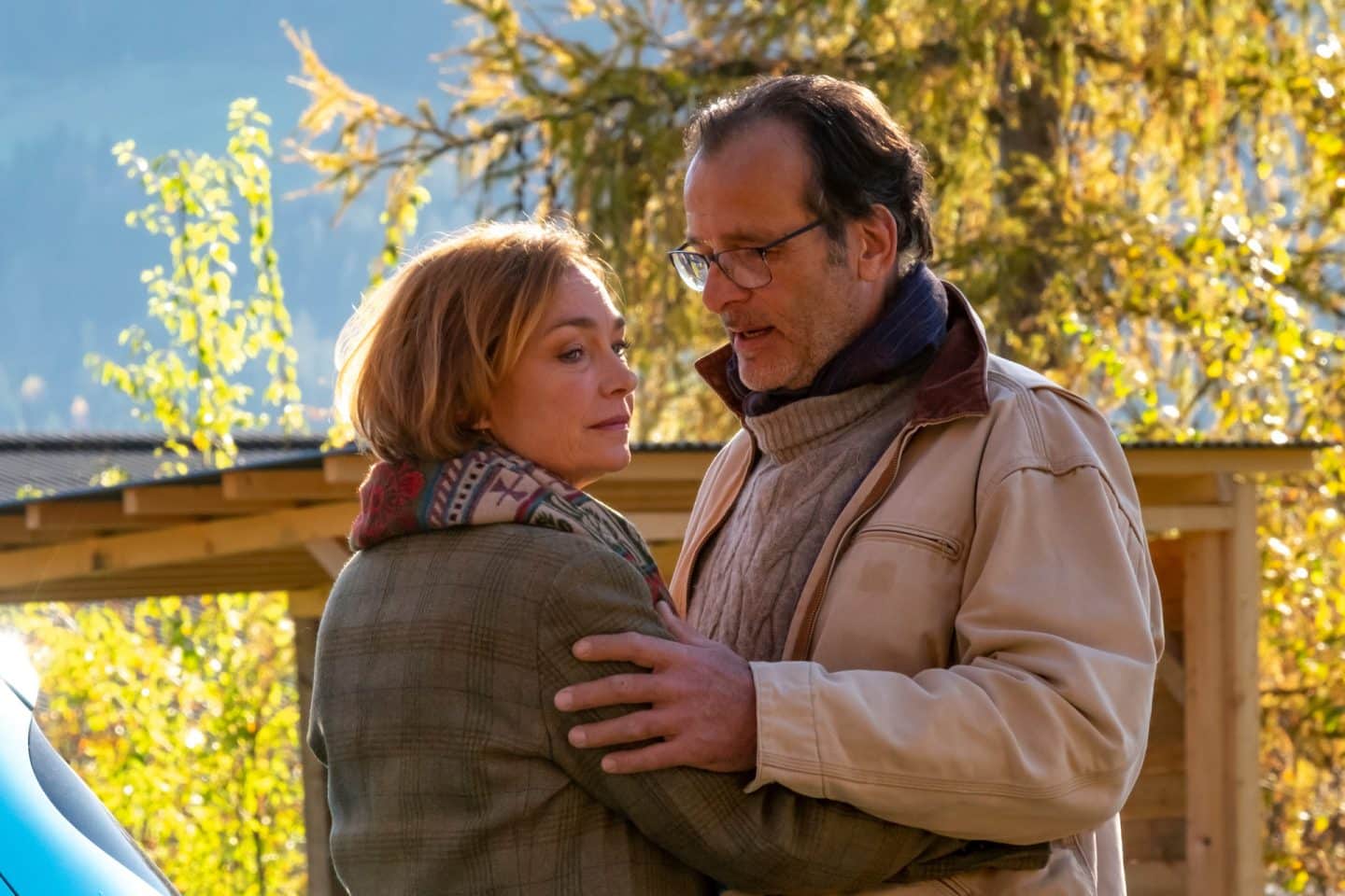 "Der Bergdoktor: Herzschmerzen": Auf dem Reiterhof: Gerry Aichinger (Joachim Raaf) hält Rike Hofer (Aglaia Szyszkowitz) im Arm und redet auf sie ein. Rike hat ihren Kopf zur Seite gedreht und blickt nachdenklich in die Ferne.