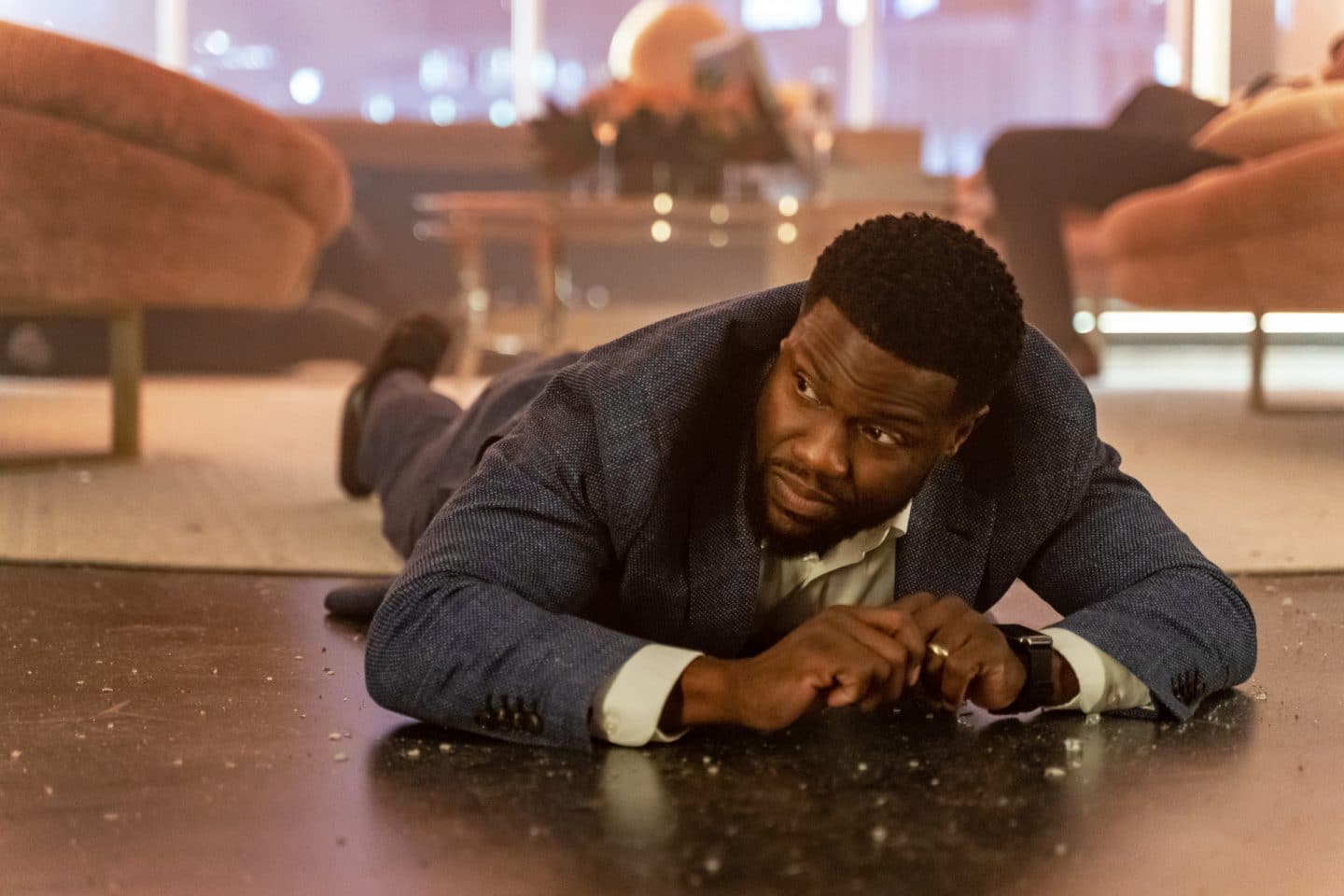 "The Man From Toronto": Großaufnahme: Teddy (Kevin Hart) liegt schutzsuchend auf dem Boden.
