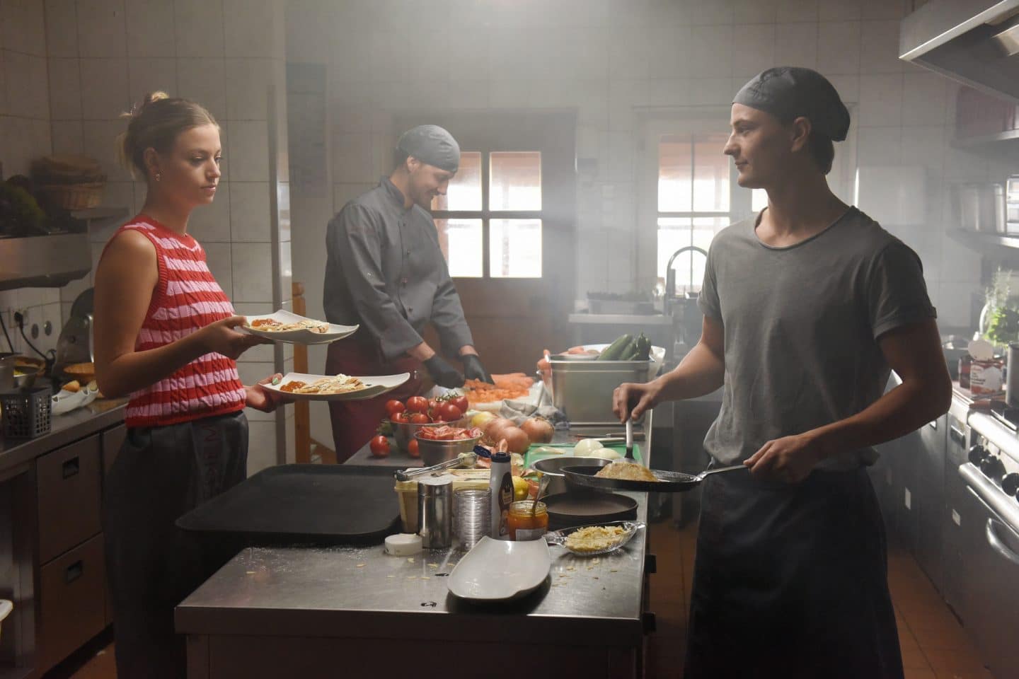 "Frühling - Babyalarm": Amelie Kreuser (Hanna Binke), Bert (Jullian Felix Haberler) und Adrian Steinmann (Kristo Ferkic) stehen in der Küche von Adrians Restaurant.
