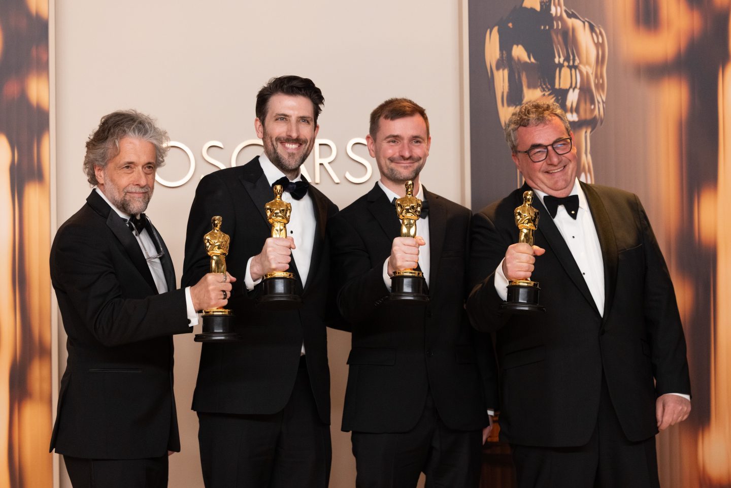 Paul Lambert, Stephen James, Rhys Salcombe und Gerd Nefzer posieren backstage mit dem Oscar® für Visuelle Effekte während der Live-Übertragung der 97. Oscars® auf ABC im Dolby® Theatre im Ovation Hollywood am Sonntag, den 2. März 2025.