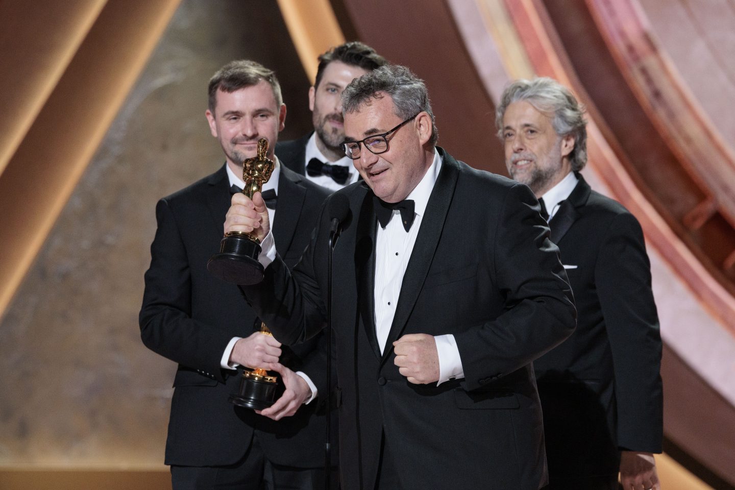 Rhys Salcombe, Stephen James, Paul Lambert und Gerd Nefzer nehmen den Oscar® für Visuelle Effekte während der Live-Übertragung der 97. Oscars® auf ABC im Dolby® Theatre im Ovation Hollywood am Sonntag, den 2. März 2025, entgegen.